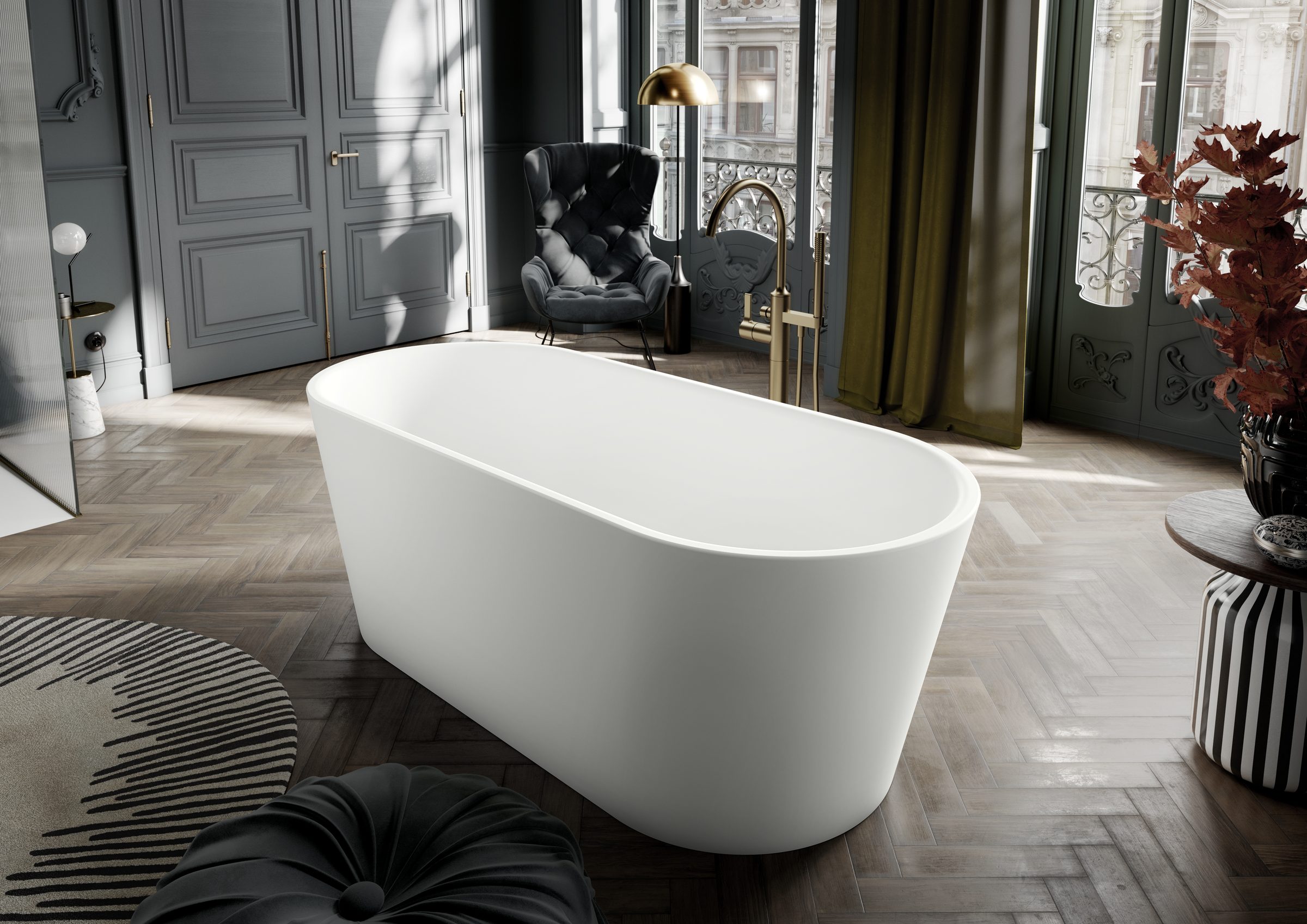 Modernisiertes Badezimmer mit freistehender Wanne